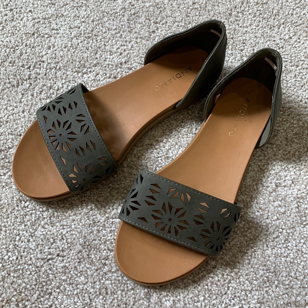 Andiamo Women’s Flat Sandals 7 Alorriane Wide